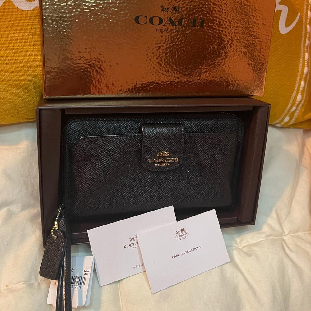 Coach wristlet/wallet in black leather